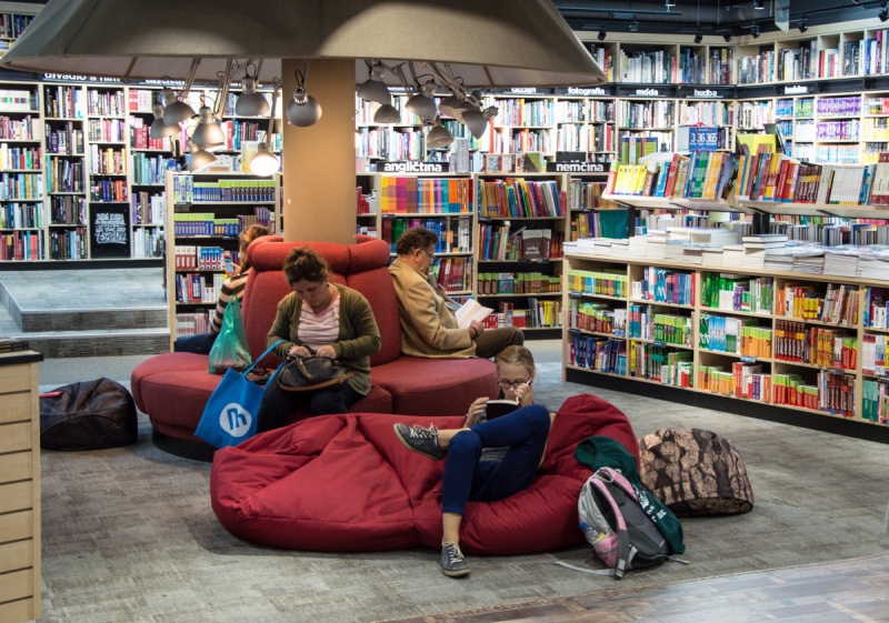 vitrine-STE ANASTASIE SUR ISSOLE-min_books_bookstore_book_reader_readers_reading_shop_sale_books-849006