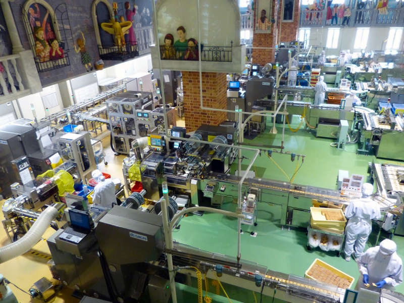 vitrine-STE ANASTASIE SUR ISSOLE-min_japan_sapporo_chocolate_factory_label_packaging_cookie_machine_operators-961509
