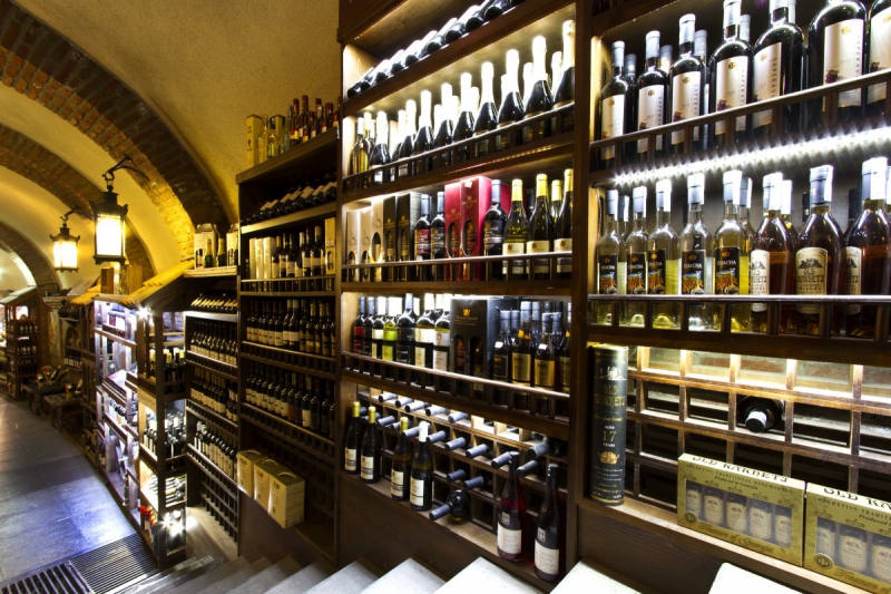 vitrine-STE ANASTASIE SUR ISSOLE-min_world_street_travel_shop_canon_georgia_wine_bottles-429767